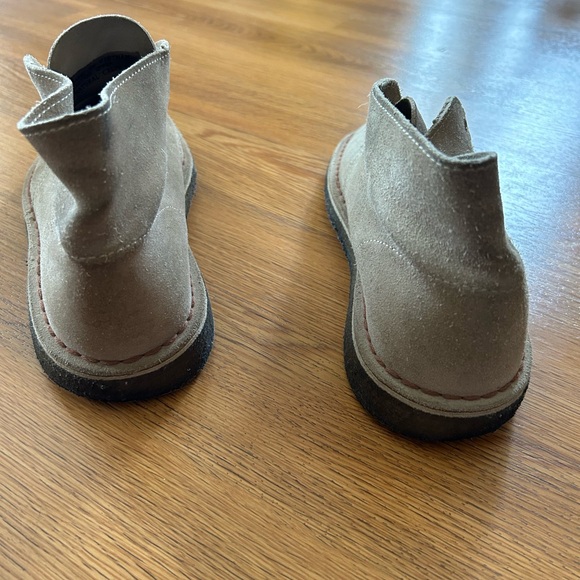 Mens size 9 Clarks desert boots. - Picture 11 of 12